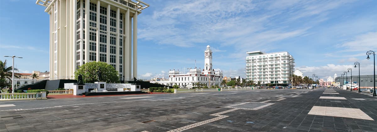 Los oficios del malecón: retrato de los boleros, neveros y fotógrafos callejeros en Veracruz Puerto